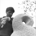 Madár című szobrának alkotása közben | 1969